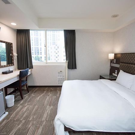 Junli Hotel Banciao Extérieur photo